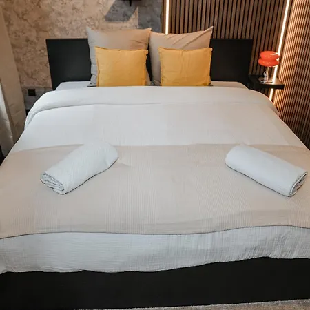 Simple Private Rooms In 5Br Shared Apartment, Well Connected Location *