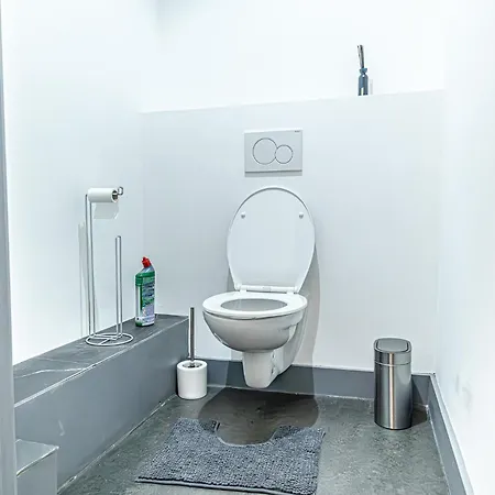 Apartment Simple Private Rooms In 5Br Shared Apartment, Well Connected Location