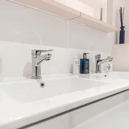 Simple Private Rooms In 5Br Shared Apartment, Well Connected Location