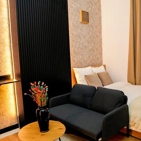 Simple Private Rooms In 5Br Shared Apartment, Well Connected Location