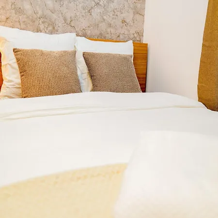 Apartment Simple Private Rooms In 5Br Shared Apartment, Well Connected Location *