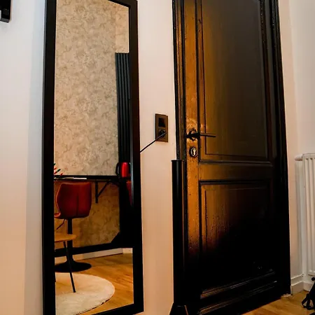 Simple Private Rooms In 5Br Shared Apartment, Well Connected Location *