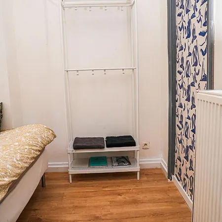 Simple Private Rooms In 5Br Shared Apartment, Well Connected Location