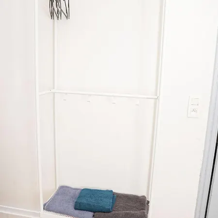 Simple Private Rooms In 5Br Shared Apartment, Well Connected Location