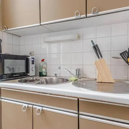 Apartment Simple Private Rooms In 5Br Shared Apartment, Well Connected Location