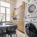 Simple Private In 5br Shared Apartment, Well Connected Location Lägenhet