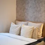 דירה Simple Private In 5br Shared Apartment, Well Connected Location