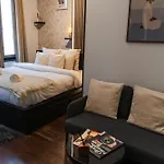 Simple Private In 5br Shared Apartment, Well Connected Location דירה