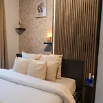 דירה Simple Private In 5br Shared Apartment, Well Connected Location