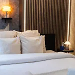 Simple Private In 5br Shared Apartment, Well Connected Location דירה