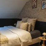 Simple Private In 5br Shared Apartment, Well Connected Location דירה *