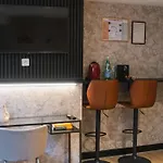 Simple Private In 5br Shared Apartment, Well Connected Location גנט