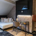 Simple Private In 5br Shared Apartment, Well Connected Location * גנט