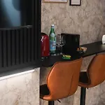 Simple Private In 5br Shared Apartment, Well Connected Location דירה
