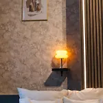 Simple Private In 5br Shared Apartment, Well Connected Location Lägenhet