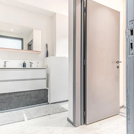 Lovely With View At Vibrant Ghent, Breezy Balcony Apartment *