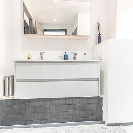 Apartment Lovely With View At Vibrant Ghent, Breezy Balcony *