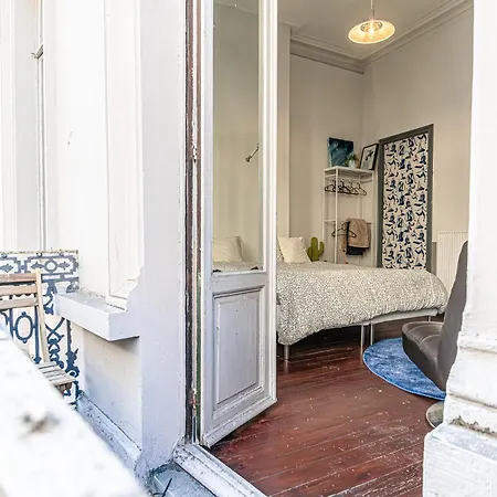 Apartment Lovely With View At Vibrant Ghent, Breezy Balcony *