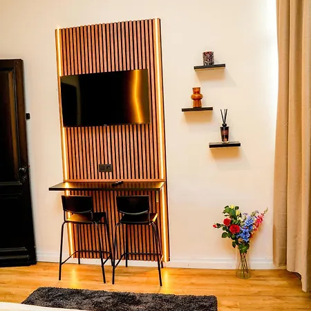 Simple Private Rooms In 5Br Shared Apartment, Well Connected Location Apartment