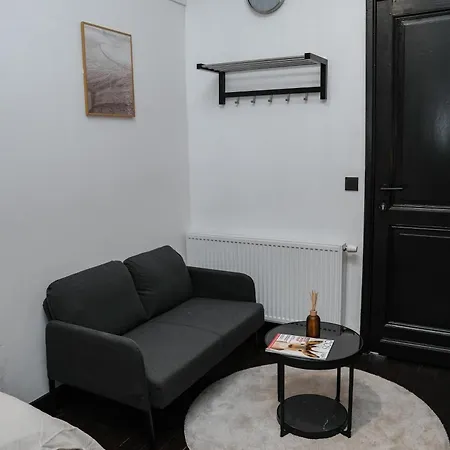 Simple Private Rooms In 5Br Shared Apartment, Well Connected Location *