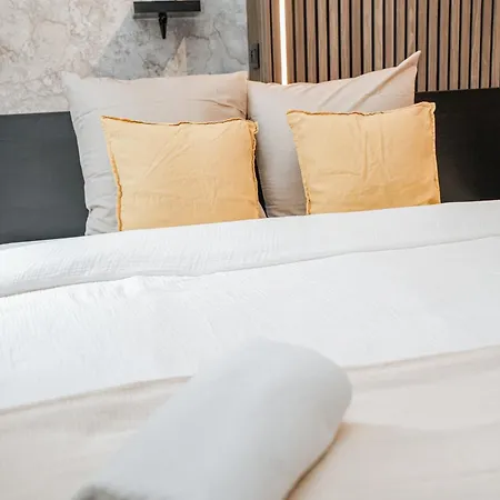 Simple Private Rooms In 5Br Shared Apartment, Well Connected Location * 根特