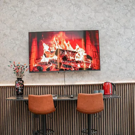 Simple Private Rooms In 5Br Shared Apartment, Well Connected Location