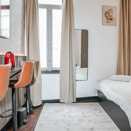 Simple Private Rooms In 5Br Shared Apartment, Well Connected Location