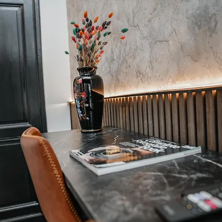 Apartment Simple Private Rooms In 5Br Shared Apartment, Well Connected Location *