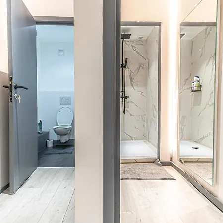 Simple Private Rooms In 5Br Shared Apartment, Well Connected Location Apartment