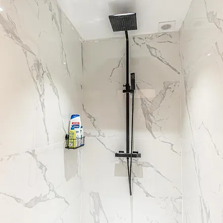 Simple Private Rooms In 5Br Shared Apartment, Well Connected Location 公寓