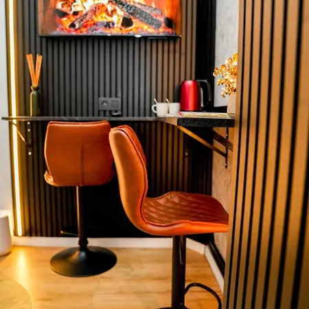 Simple Private Rooms In 5Br Shared Apartment, Well Connected Location * 根特