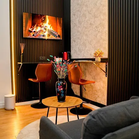 Simple Private Rooms In 5Br Shared Apartment, Well Connected Location 公寓