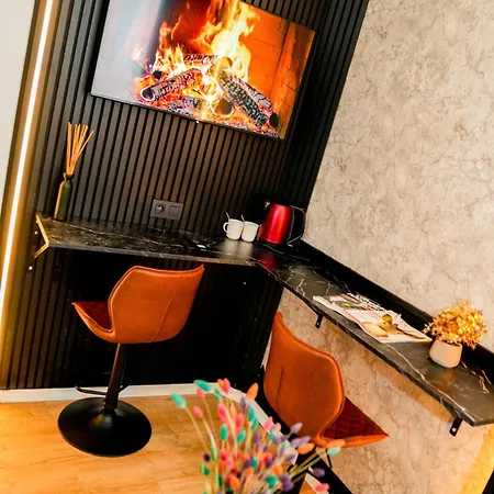 Simple Private Rooms In 5Br Shared Apartment, Well Connected Location Apartment *