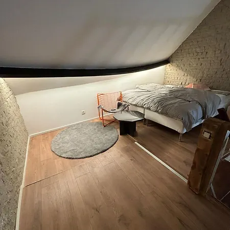 Simple Private Rooms In 5Br Shared Apartment, Well Connected Location