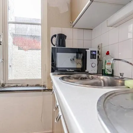 Simple Private Rooms In 5Br Shared Apartment, Well Connected Location