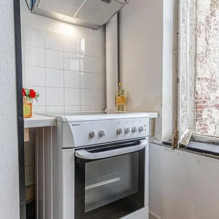 Simple Private Rooms In 5Br Shared Apartment, Well Connected Location *