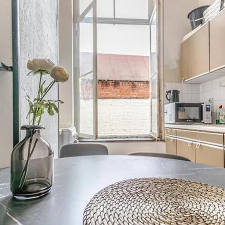 Simple Private Rooms In 5Br Shared Apartment, Well Connected Location