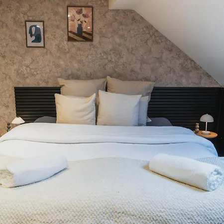 Simple Private In 5br Shared Apartment, Well Connected Location גנט