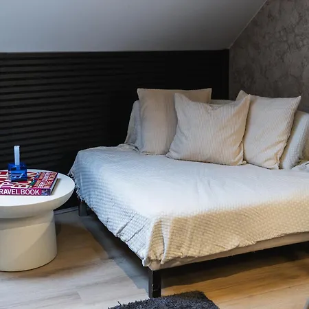 Simple Private In 5br Shared Apartment, Well Connected Location Apartment *