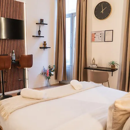 Appartement Simple Private In 5br Shared Apartment, Well Connected Location *