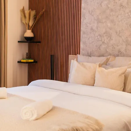 Simple Private In 5br Shared Apartment, Well Connected Location גנט