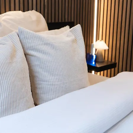 Simple Private In 5br Shared Apartment, Well Connected Location Апартаменти