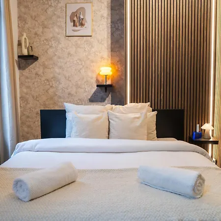 Simple Private In 5br Shared Apartment, Well Connected Location