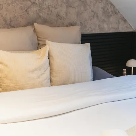 Appartement Simple Private In 5br Shared Apartment, Well Connected Location