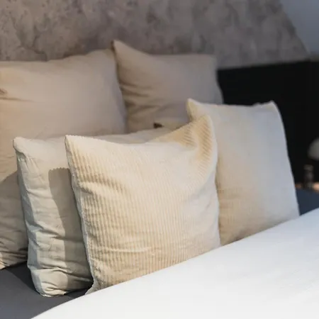 Appartement Simple Private In 5br Shared Apartment, Well Connected Location