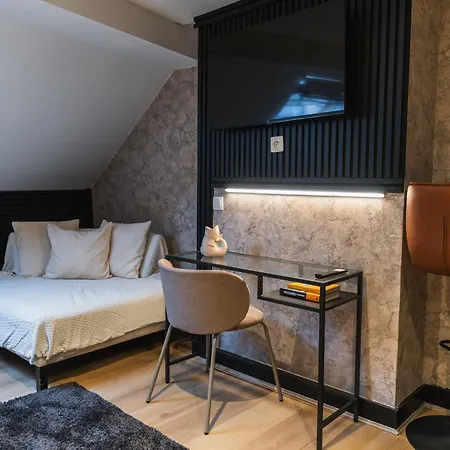 Simple Private In 5br Shared Apartment, Well Connected Location * Gand