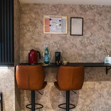 Simple Private In 5br Shared Apartment, Well Connected Location