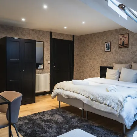 Simple Private In 5br Shared Apartment, Well Connected Location Appartement