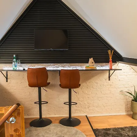 Simple Private In 5br Shared Apartment, Well Connected Location Appartement