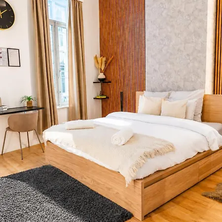Appartement Simple Private In 5br Shared Apartment, Well Connected Location *